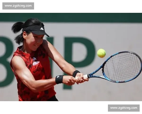 郑钦文三连胜横扫世界第一！王欣瑜草地爆发，中国德比悬念升级
